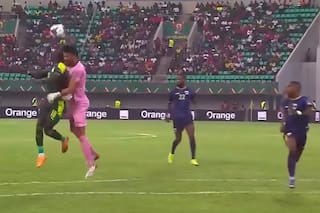 El astro de Liverpool que tuvo un terrible choque de cabezas, marcó un golazo y terminó en el hospital