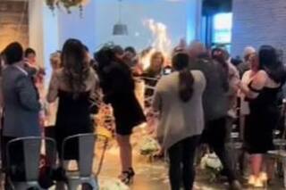 “Prometo amarte hasta que apaguen mi fuego”, dijo la novia, y quedó envuelta en llamas