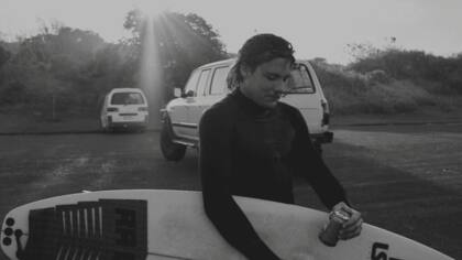 El terrible video que muestra el ataque de un tiburón a un surfista