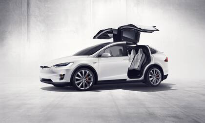 El Tesla Model X con sus puertas alas de gaviota
