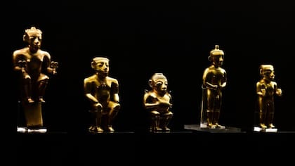 El tesoro Quimbaya incluye narigueras, collares, colgantes, palillos, orejeras, cascos, cuencos y recipientes antropomorfos