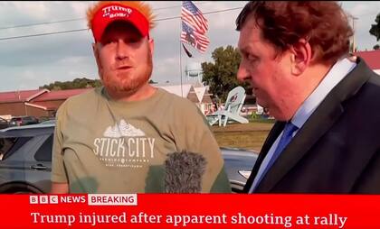 El testigo que alertó a la Policía sobre un hombre armado en los techos cercanos al acto de Donald Trump (captura de video)