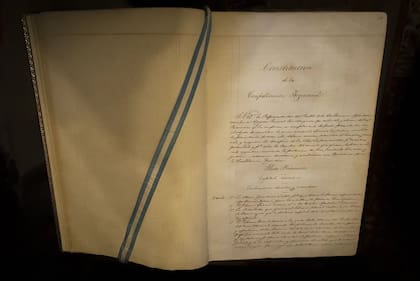 El texto de la Constitución Nacional de 1853 estaba compuesto de un preámbulo y 107 artículos, organizados en dos partes: los derechos de los habitantes y la organización del gobierno. Juan Bautista Alberdi es considerado el autor intelectual de la Carta Magna. 