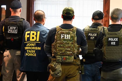 El texto del proyecto establece que el nombre o las siglas de la agencia deben ser legibles desde una distancia mínima de 25 pies (7,6 metros)