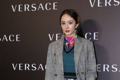 La actriz china Yang Mi representaba a Versace en su país