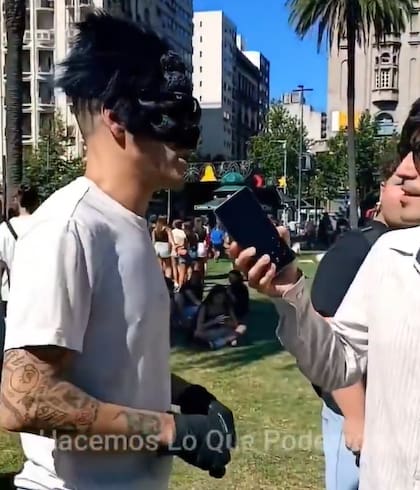 El therian mono logró subir al árbol con prestancia (Foto: X)