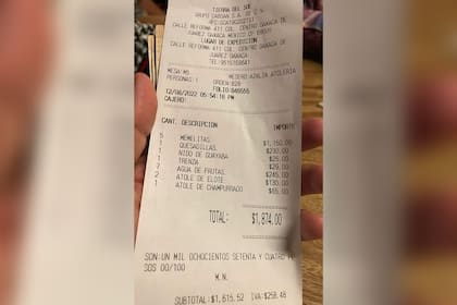 El ticket del consumo en el restaurante de Oaxaca (Foto: Twitter @sofyvaldivia)