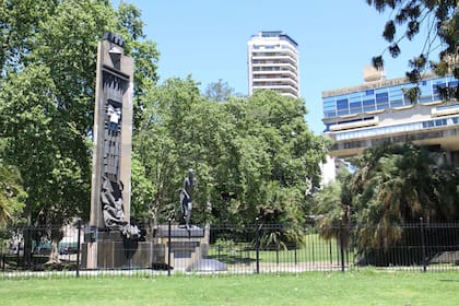 El tiempo pasa: allí donde ya no está la quinta Unzué y se levanta la Biblioteca Nacional, finalmente en 1999 se inauguró el monumento a Evita, obra de Ricardo Gianetti.