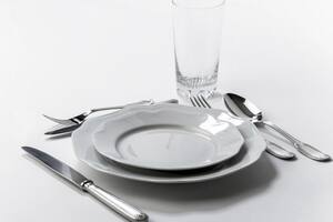 El tiempo que una persona puede sobrevivir sin alimentos depende de diversos factores.