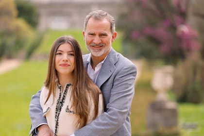 El tierno abrazo de Felipe VI a su hija Sofía de Borbón.