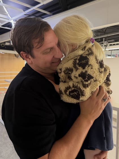 El tierno abrazo de Maxi y su hija Elle antes de despedirse
