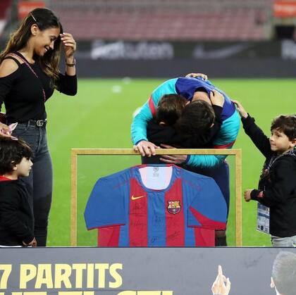 El tierno abrazo de Messi con Thiago, su hijo mayor