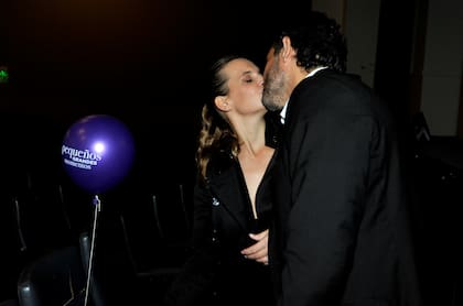 El tierno beso de Germán Paoloski y Sabrina Garciarena luego del debut de la actriz. La pareja, que comparte tres hijos y una larga historia de amor, siempre se muestran muy acaramelados