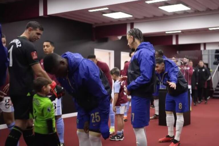 El emotivo encuentro entre Enzo Fernández y el hijo del Dibu Martínez antes del gol de tiro libre 