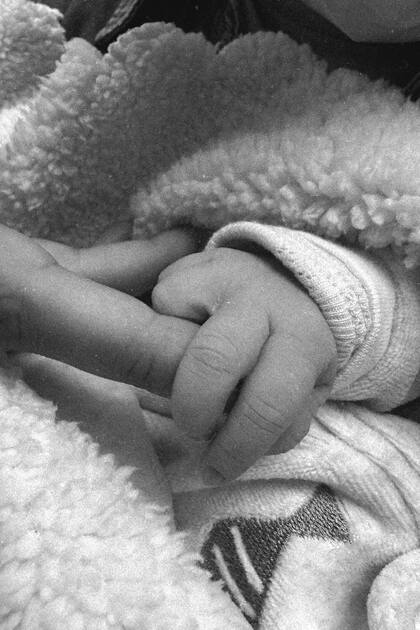 El tierno momento en que Paris toma con su pequeña mano el dedo de su padre.