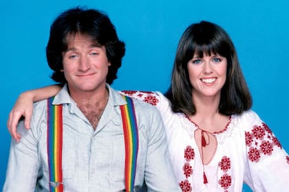 Williams y Pam Dawber, su compañera en Mork y Mindy