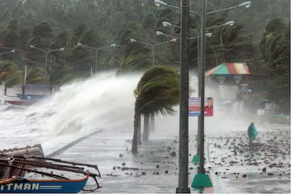 El tifón Haiyan azotó Filipinas con vientos de hasta 315 km/h