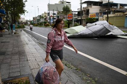 De Filipinas el tifón se movió hacia Vietnam en donde también causó graves daños