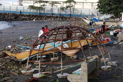 El tifón Phanfone dejó al menos 16 muertos y cientos de turistas atrapados en Filipinas