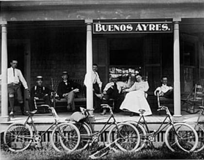 El Tigre en 1901, las bicicletas eran el medio de transporte habitual en la isla. Por aquellos años se cuestionó que el uso de la bicicleta fuera saludable para las mujeres