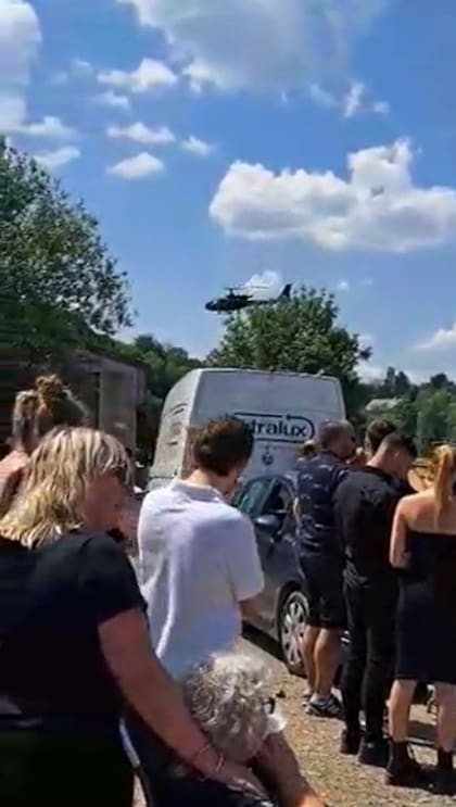 El tiktoker descendió de un helicóptero en medio de su presunto velorio