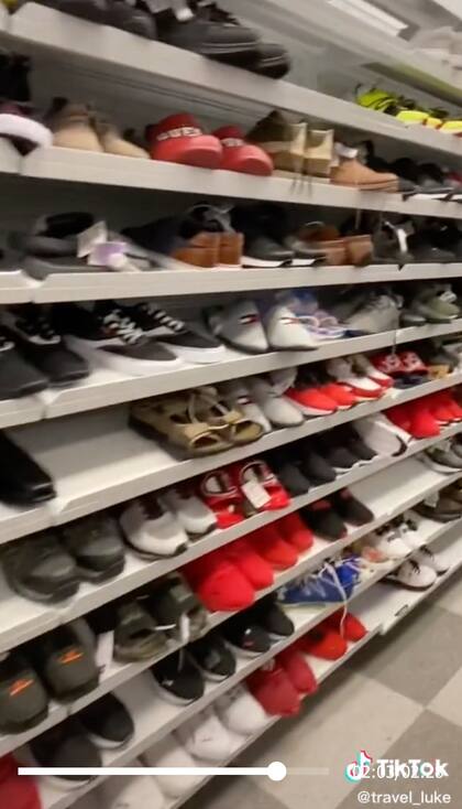 El tiktoker mostró una gran variedad de zapatillas deportivas