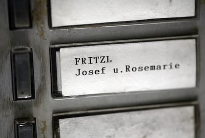 El timbre con los nombres de Josef y su esposa Rosemarie, en la casa de Amstatten, en donde mantuvo cautiva a su hija hasta los 42 años (Getty Images)