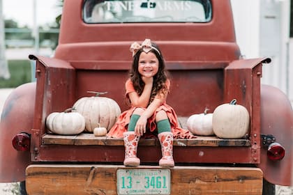 El Tinez Farms Fall Festival ofrece un área de decoraciones para hacer increíbles fotos de la temporada otoñal