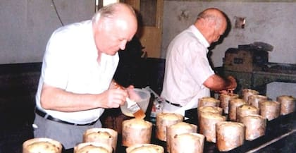El tío Alberto y Delfor dedicados a la producción de Pan Dulce