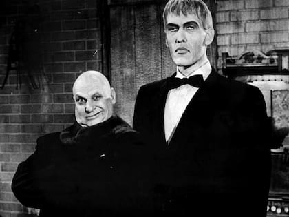 El tío Lucas y Largo, dos personajes inolvidables de Los locos Addams.