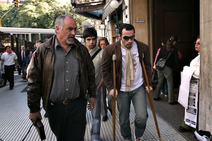Adrian Marcenac, padre del fallecido Alfredo (izq.) junto a Pablo Jagoe (con muletas) y Pablo Arrate, testigos del tiroteo en el barrio de Belgrano