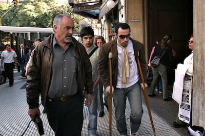 Adrian Marcenac, padre del fallecido Alfredo (izq.) junto a Pablo Jagoe (con muletas) y Pablo Arrate, testigos del tiroteo en el barrio de Belgrano 