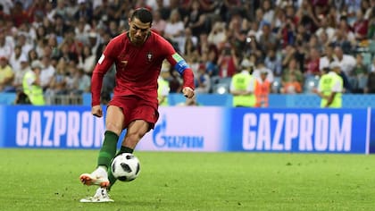 Gol de tiro libre de Cristiano a España en 2018; marcó un hat-trick, en su mejor partido por los mundiales