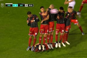 El tiro libre de Cristaldo impactará sobre el brazo de Sepúlveda, en la polémica de la noche en Parque Patricios