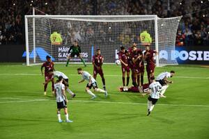 El festejo final de la selección, un Messi feliz y Pekerman testigo del producto de su obra