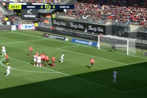 El tiro libre de Lionel Messi que sacudió el arco de Rennes en la caída de PSG