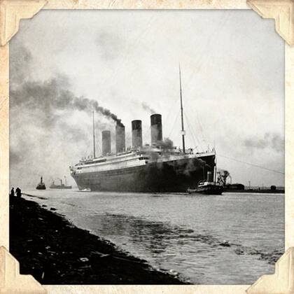 El Titanic abandona de Belfast para hacer pruebas en el mar en 1912