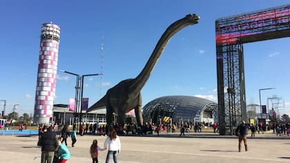 El Titanosaurio Gigante se mueve en la entrada de Tecnópolis 2016