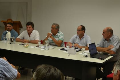 El titular de Coninagro, Carlos Iannizzotto (centro), recorrió campos inundados y se reunió con productores afectados en Avellaneda, Santa Fe