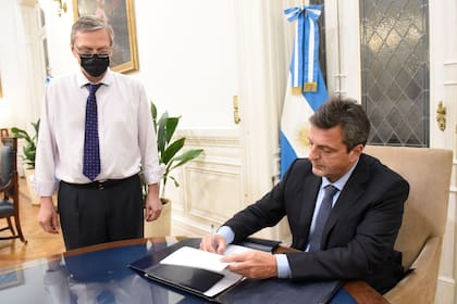 El titular de Diputados, Sergio Massa, firma el cambio en Ganancias incluido en la ley de Bienes Personales.