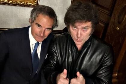 El titular de la OIEA, el argentino Rafael Grossi, con el presidente Javier Milei; ambos viajarán a la Antártida este fin de semana