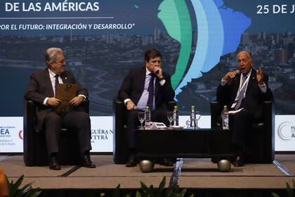 El titular de la Unión Industrial de Paraguay, Enrique Duarte, y el ministro de Comercio, Giménez García. A pesar de que la premisa no era hablar sobre la situación de cada país, sino sobre la región, García no pudo evitar preguntarle a Funes de Rioja: "¿Y cómo está la Argentina?".