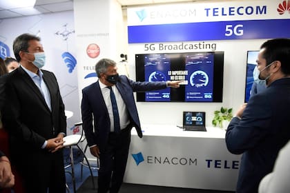 El titular del Enacom, Claudio Ambrosini, junto a Sergio Massa en la apertura oficial de la muestra 5G