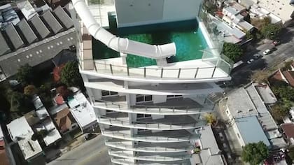 El tobogán acuático en el piso 28, en un edificio de Temperley