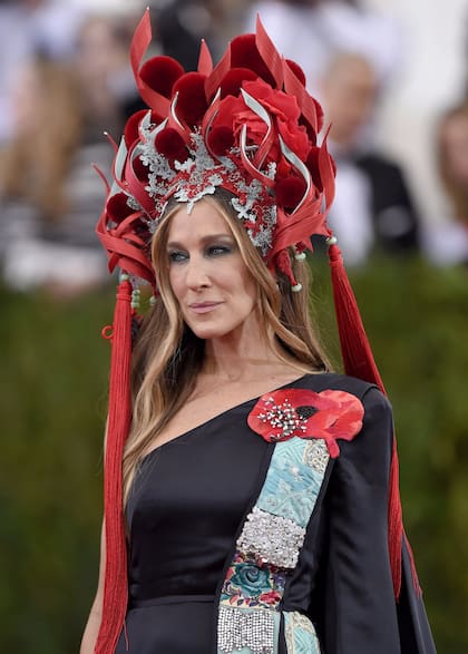 El tocado que Phillip Treacy diseñó para Sarah Jessica Parker, inspirado en la ‘mujer dragón’.