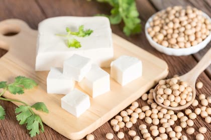 El tofu y los garbanzos son dos alimentos fuentes de proteínas vegetal