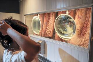 Con un DJ, una pecera y vista a la cámara frigorífica de una carnicería,