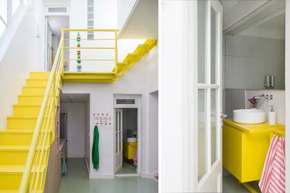 El toilette se hizo a nuevo. Usaron la puerta de la antigua cocina y diseñaron un mueble en el mismo amarillo de la escalera. El totem, igual que la lámpara del baño es de Regulux Lamps.