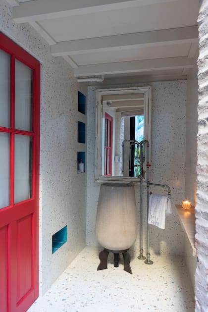 El toilette tiene piso y revestimiento de pared de terrazo (Pimux), bacha y grifería artesanal (Martín Diego Soqueff), toalla (Luna Deco) y vela (Bohemia).