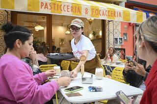Reabrió como pastelería y agota cada día lo que produce